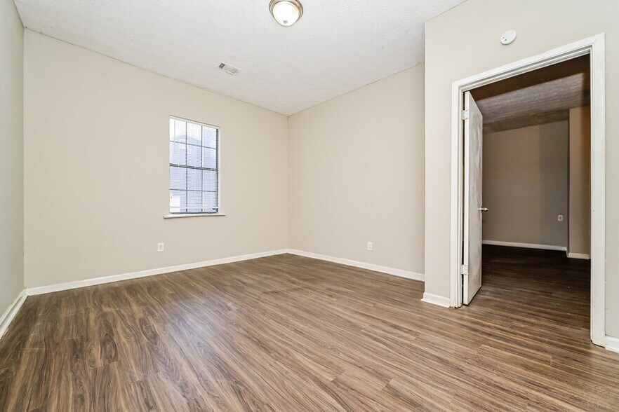 Building Photo - 3835 Charlotte Dr