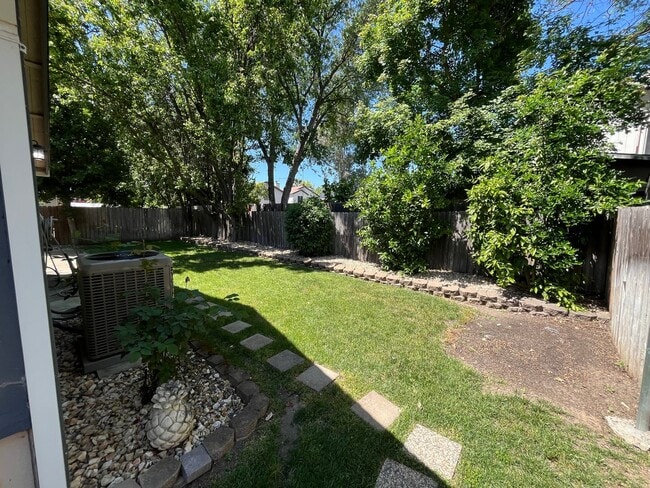 Building Photo - 3 Bed | 2 bath | 1620 SF | 2 Car Garage | Single Story | Tenant pays $175 for WS&G | Includes Gar...