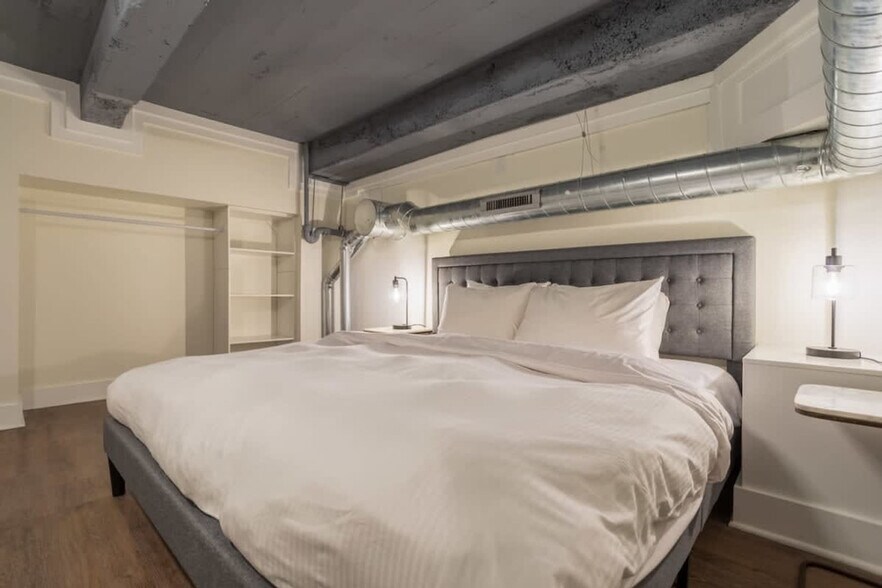 Building Photo - 150S S Independence Mall W