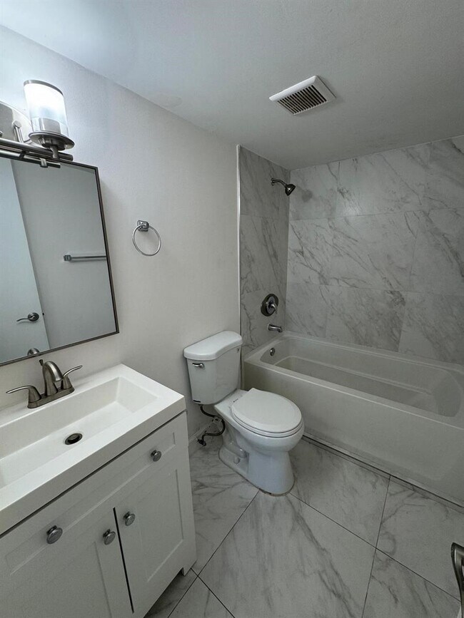 Building Photo - 13390 NE 7th Ave