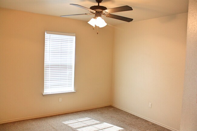 Building Photo - Charming Quad Located On Cul-De-Sac East o...