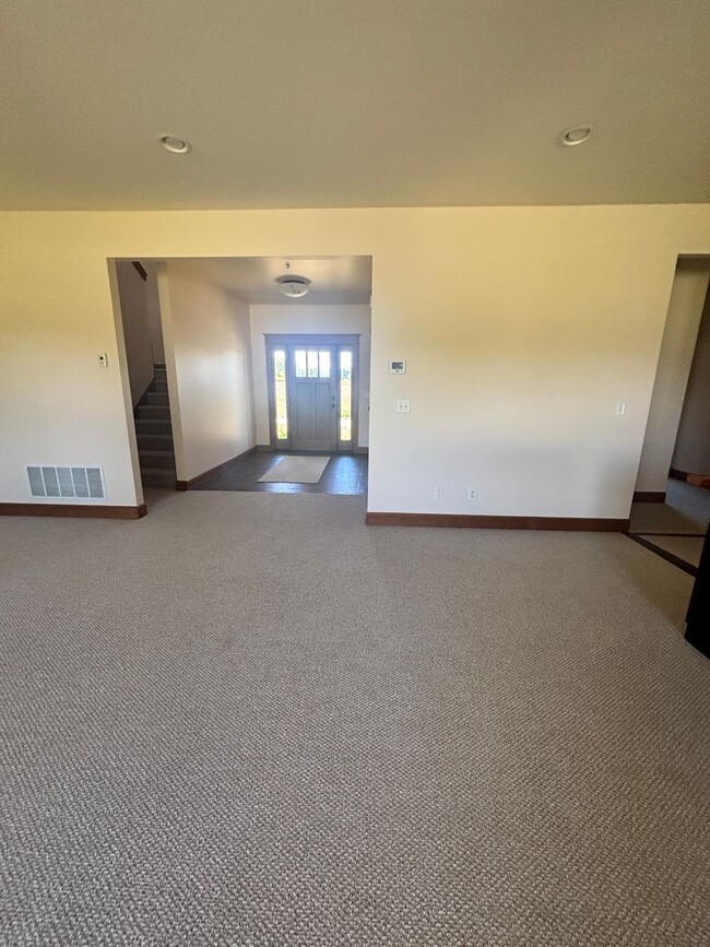 Building Photo - Beautiful 4B/3B home on acreage with mountain views