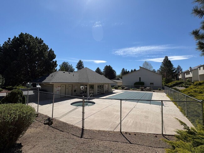 Building Photo - 2 Bed/2.5 Bath Townhome with Garage, Pool and Tennis Court