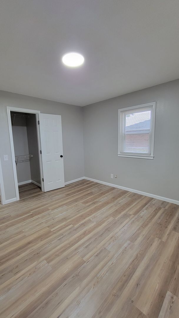 Building Photo - SPACIOUS NEWLY REMODELED 3 Bedroom | 1.5 B...