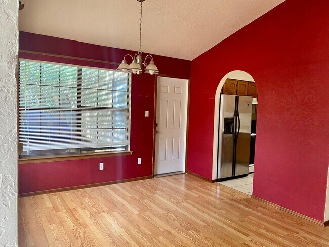 Building Photo - 2032 Camelot Dr