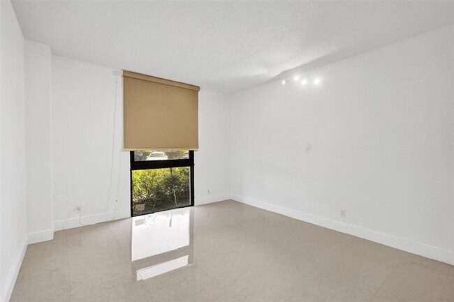 Building Photo - 20400 W Country Club Dr
