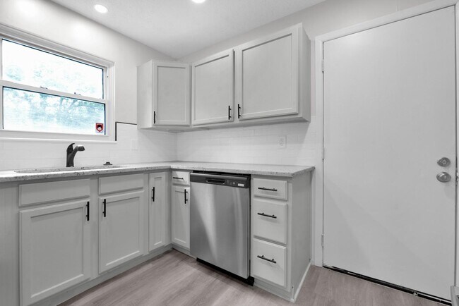 Building Photo - 3302 Sundale Rd