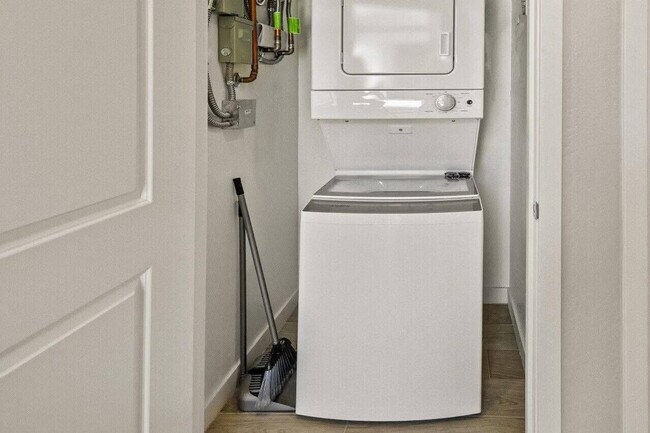 Building Photo - 6612 W Paradise Ln