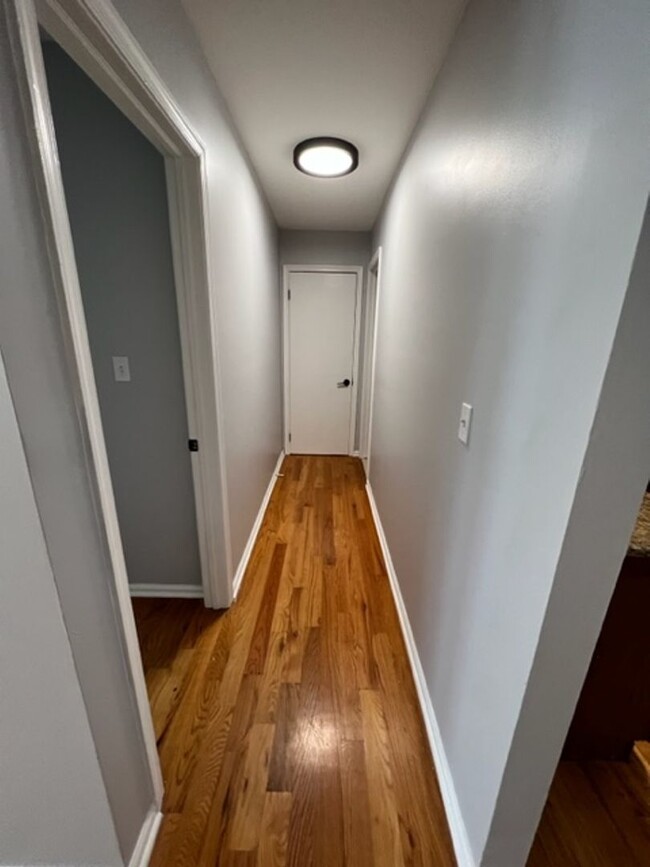 Building Photo - Renovated large 1 BR in heart of downtown ...