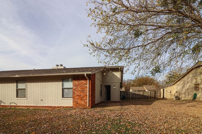 Building Photo - Cozy & Updated