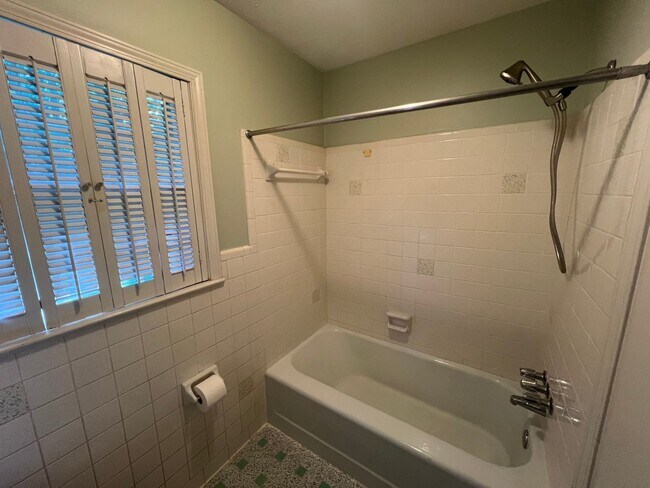 Building Photo - 3 bedroom 2 bathroom single level home in ...