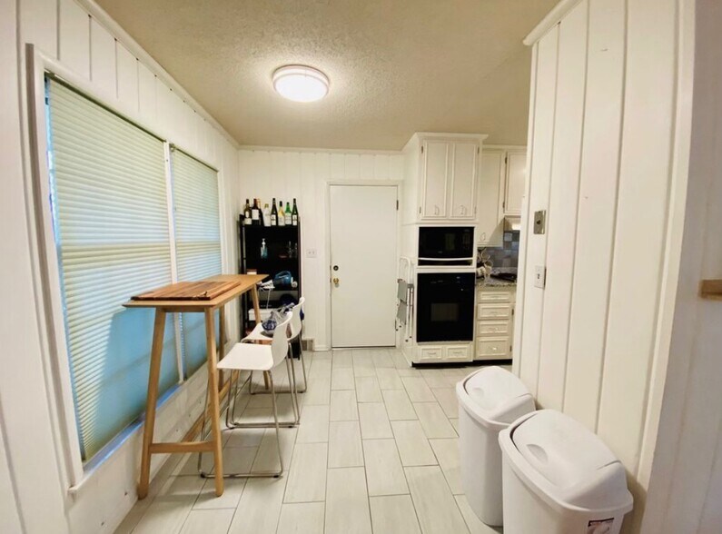Kitchen - 4825 Pawnee Dr