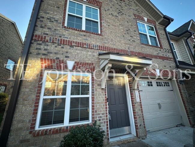 Building Photo - Stunning 3 Bedroom 2.5 Bath in Winston Salem