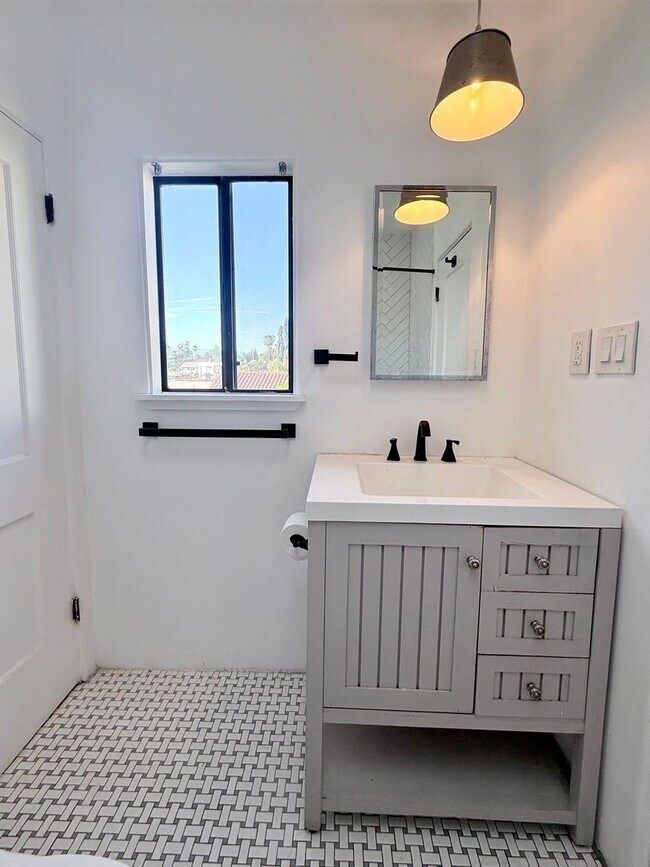 Building Photo - 1343 Quintero St