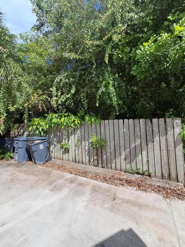 Building Photo - 4825 Springfield St