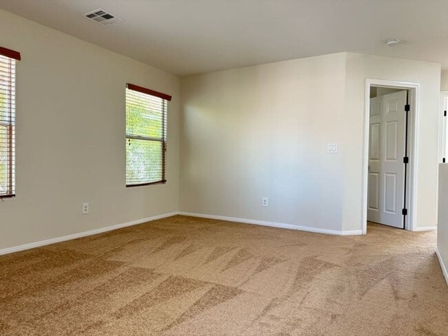 Building Photo - 4 Bedrooms, Den, and Loft