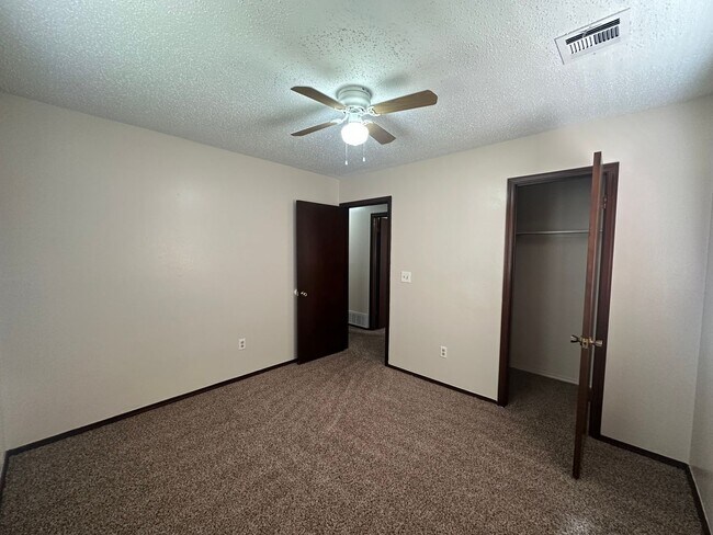Building Photo - 3 Bed 1.5 Bath 2 Car Garage