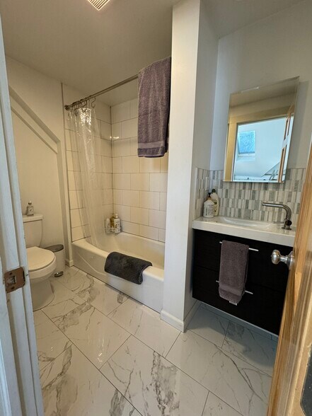 Building Photo - 44 Luck St