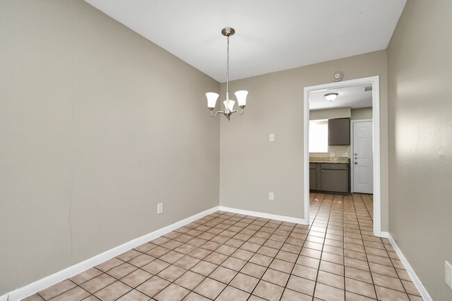 Building Photo - 1736 Crestdale Dr
