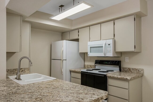 Building Photo - COMING SOON! Spacious 1 Bed 1 Bath Condo i...