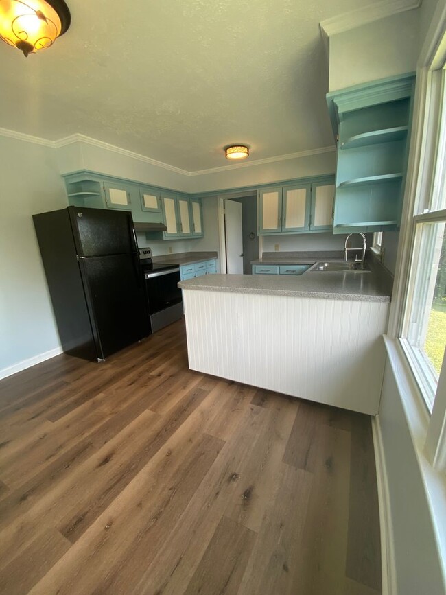 Building Photo - 3 Bedroom/1.5 Bathroom House in Downtown West Jefferson!