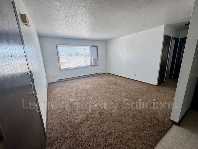 Building Photo - 206 1st St