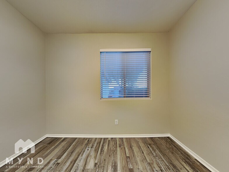 Building Photo - 10740 W Mountain View Dr