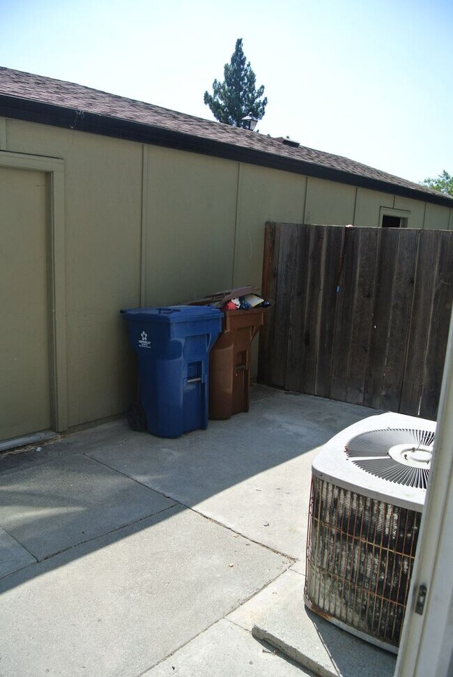 Building Photo - Updated 4 bedroom, 1 1/2 bathroom Townhome...