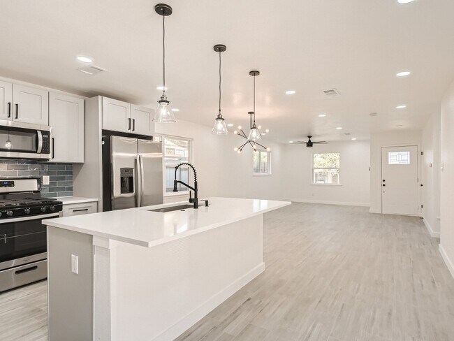 Building Photo - 8416 Maine Dr