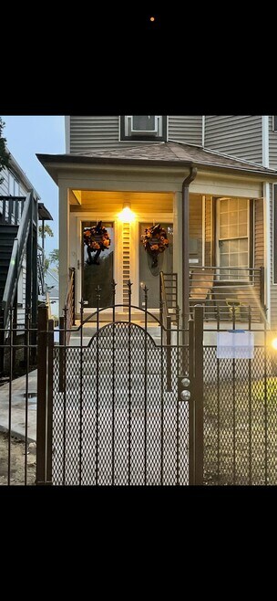 Building Photo - 7537 S Kenwood Ave