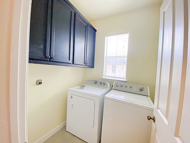 Building Photo - 4 Bedroom House Available Now in Riverbend...