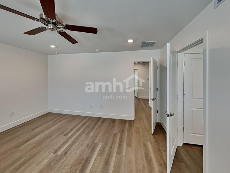 Building Photo - 9660 Harkes Dr