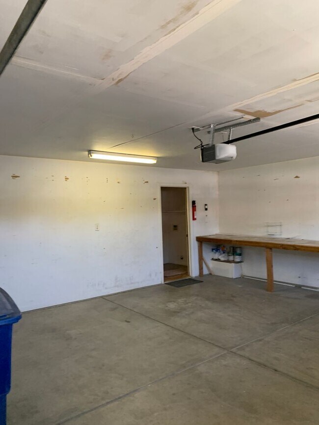 Building Photo - River Oaks Area Stockdale Highway & Buena Vista 93311 4+2 $2600