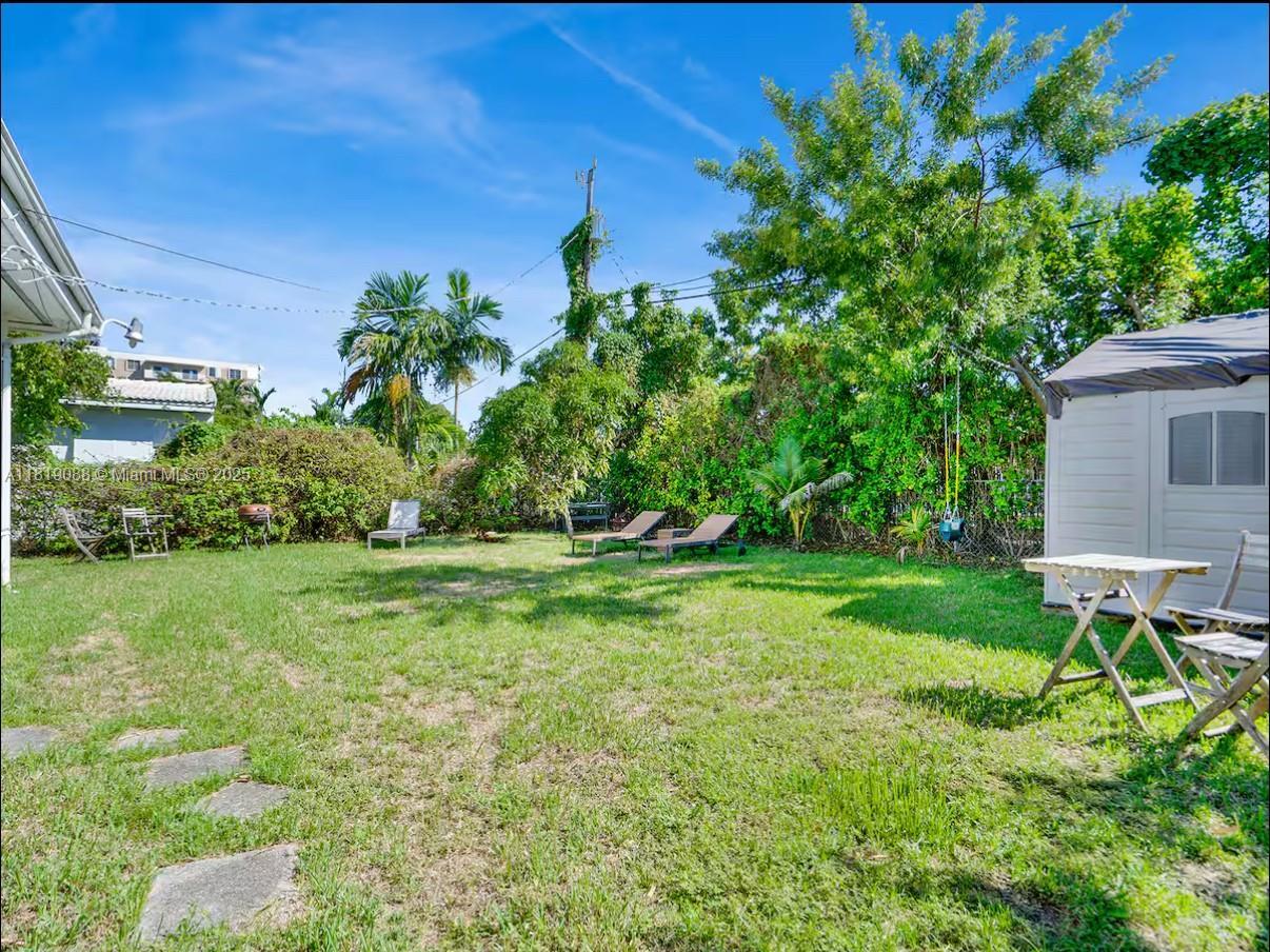 Building Photo - 7537 W Treasure Dr