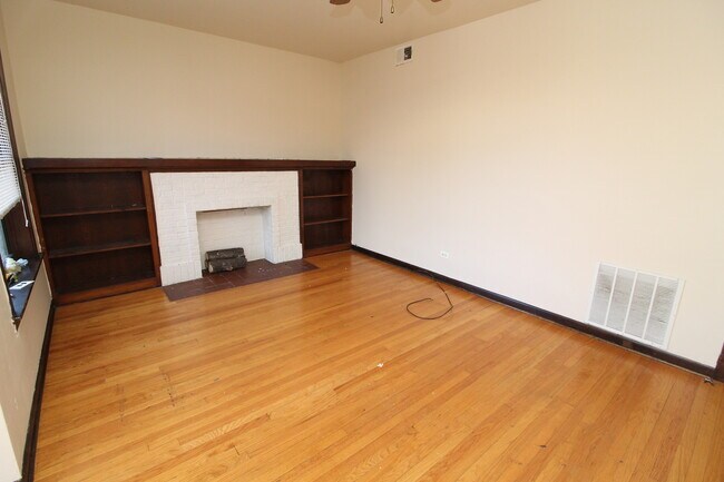 Building Photo - 1728 W Juneway Terrace