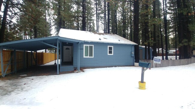 Building Photo - *LONG TERM RENTAL*