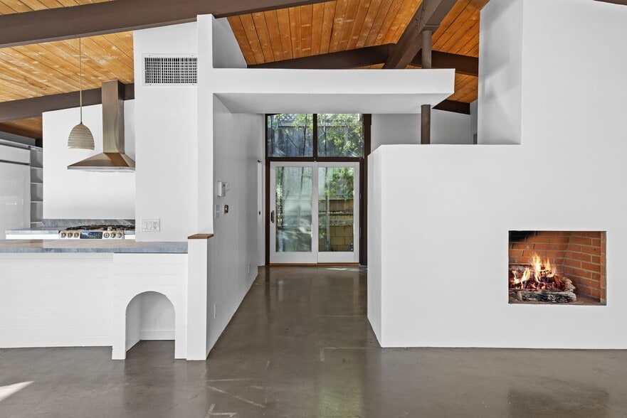 Building Photo - Updated Mid-Century Home in Picturesque Woodland Hills