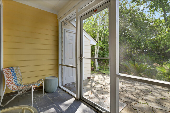 Building Photo - 2827 Springfield Dr