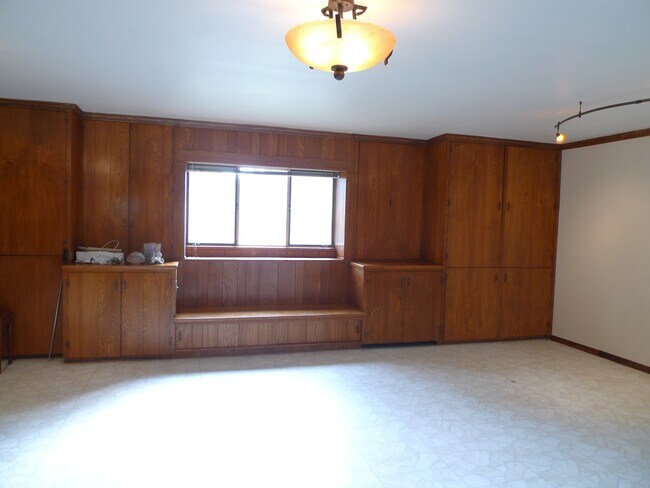 Building Photo - 2290 Canonita Dr