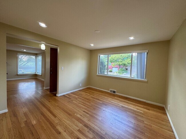 Building Photo - Charming rambler 2 bed 1 bath and office s...
