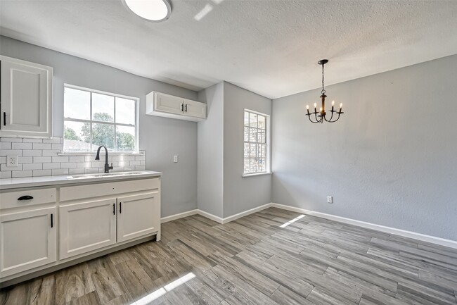 Building Photo - 8623 Valley Forest Dr