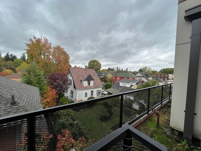 Building Photo - 2 Bed + 2 Bath Condo in the Belmont District Portland ~ Secured Garage Parking, Washer & Dryer in...