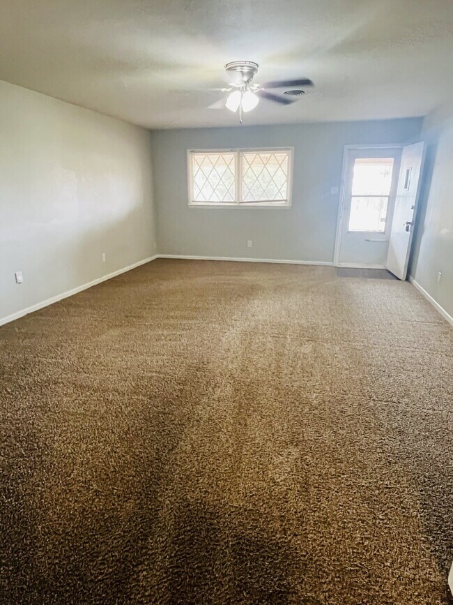 Building Photo - Cute 2 Bedroom Duplex
