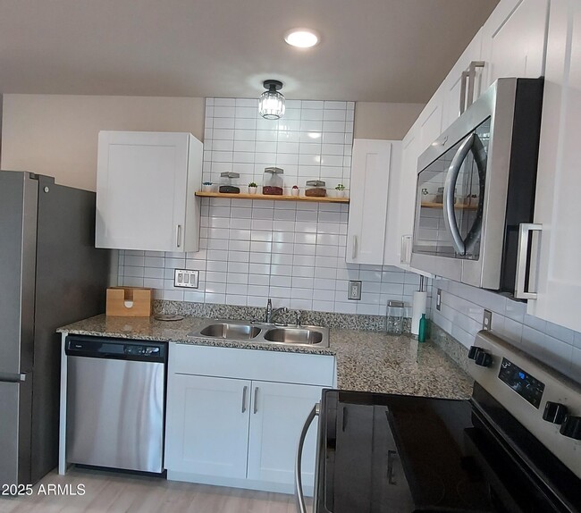 Building Photo - 10128 W Century Dr