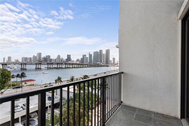 Building Photo - 801 N Venetian Dr