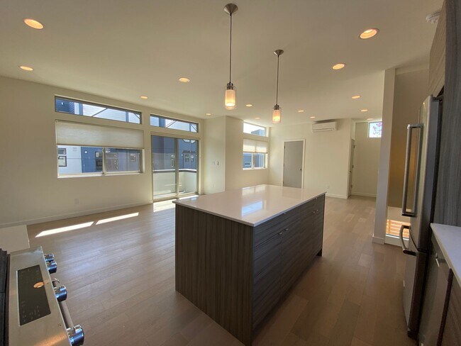 Building Photo - 3Bd/2.5Ba Seattle House