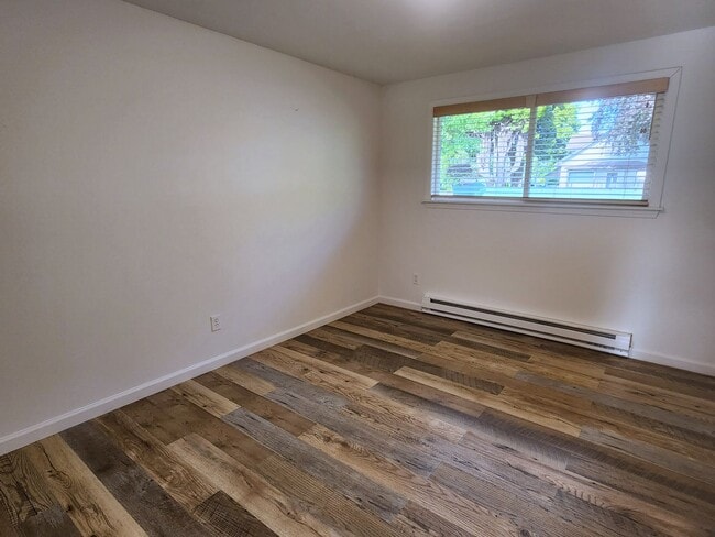 Building Photo - Charming 2 Bedroom Apartment in Duplex Ava...