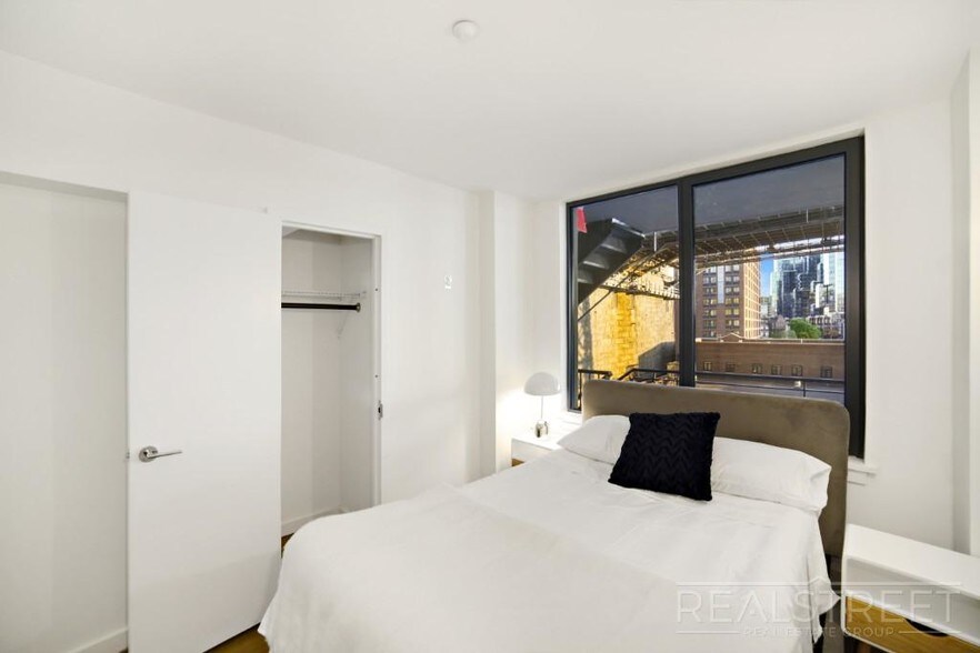 Building Photo - Waterfront Luxury 2 BED with Wrap arround ...
