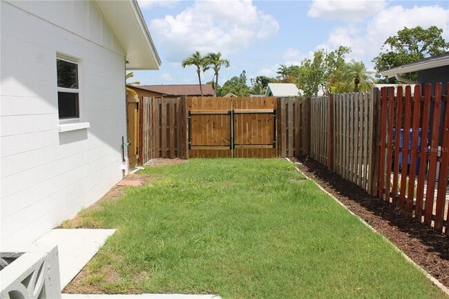 Building Photo - 4215 18th Ave Dr W