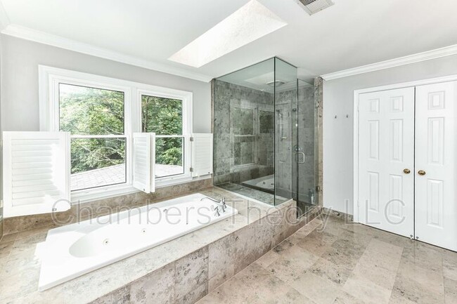 Building Photo - 2030 Spring Branch Dr